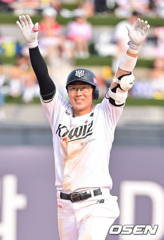 [OSEN=수원, 박준형 기자] 31일 오후 수원 KT 위즈 파크에서 ‘2025 신한 SOL BANK KBO리그’ KT 위즈와 KIA 타이거즈의 경기가 진행됐다.이날 선발투수로 KT는 소형준을, KIA는 윤영철을 선발투수로 내세웠다.8회말 1사 1,2루 KT 허경민이 재역전 1타점 적시타를 날리고 만세를 하고 있다.   2025.05.31   / soul1014@osen.co.kr