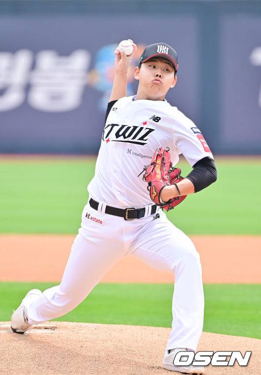 [OSEN=수원, 박준형 기자] 31일 오후 수원 KT 위즈 파크에서 ‘2025 신한 SOL BANK KBO리그’ KT 위즈와 KIA 타이거즈의 경기가 진행됐다.이날 선발투수로 KT는 소형준을, KIA는 윤영철을 선발투수로 내세웠다.1회초 KT 선발투수 소형준이 역투하고 있다.  2025.05.31   / soul1014@osen.co.kr