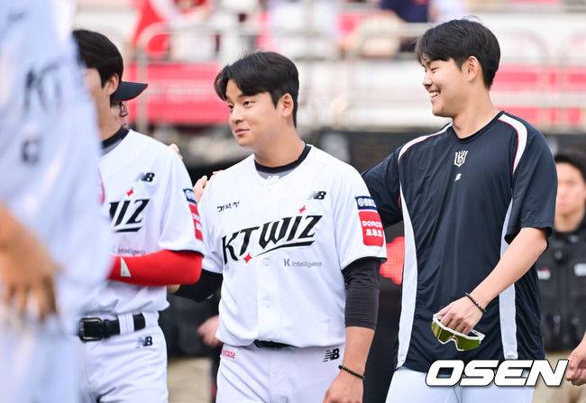 [OSEN=수원, 박준형 기자] 팽팽한 투수전의 승자는 8회를 약속의 이닝으로 만든 KT였다.&nbsp;프로야구 KT 위즈는 31일 수원KT위즈파크에서 열린 2025 신한 SOL뱅크 KBO리그 KIA 타이거즈와의 시즌 8차전에서 5-1로 승리했다. KT는 3연승을 질주하며 주말 3연전 위닝시리즈를 조기 확보했다. 시즌 30승 3무 25패. 지난 17~18일(더블헤더 포함) 잠실 LG 트윈스전부터 5연속 위닝시리즈에 성공했다. 반면 2연패에 빠진 KIA는 26승 1무 28패가 됐다.&nbsp;경기종료 후 소형준 투수가 미소 짓고 있다  2025.05.31   / soul1014@osen.co.kr