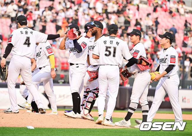 [OSEN=수원, 박준형 기자] 팽팽한 투수전의 승자는 8회를 약속의 이닝으로 만든 KT였다.&nbsp;프로야구 KT 위즈는 31일 수원KT위즈파크에서 열린 2025 신한 SOL뱅크 KBO리그 KIA 타이거즈와의 시즌 8차전에서 5-1로 승리했다. KT는 3연승을 질주하며 주말 3연전 위닝시리즈를 조기 확보했다. 시즌 30승 3무 25패. 지난 17~18일(더블헤더 포함) 잠실 LG 트윈스전부터 5연속 위닝시리즈에 성공했다. 반면 2연패에 빠진 KIA는 26승 1무 28패가 됐다.&nbsp;경기종료 후 KT 선수들이 승리의 기쁨을 나누고 있다.  2025.05.31   / soul1014@osen.co.kr