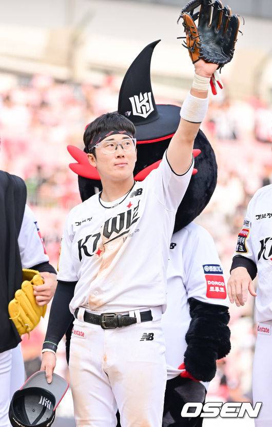 [OSEN=수원, 박준형 기자] 팽팽한 투수전의 승자는 8회를 약속의 이닝으로 만든 KT였다.&nbsp;프로야구 KT 위즈는 31일 수원KT위즈파크에서 열린 2025 신한 SOL뱅크 KBO리그 KIA 타이거즈와의 시즌 8차전에서 5-1로 승리했다. KT는 3연승을 질주하며 주말 3연전 위닝시리즈를 조기 확보했다. 시즌 30승 3무 25패. 지난 17~18일(더블헤더 포함) 잠실 LG 트윈스전부터 5연속 위닝시리즈에 성공했다. 반면 2연패에 빠진 KIA는 26승 1무 28패가 됐다.&nbsp;경기종료 후 결승타 주인공 허경민이 팬들에게 인ㅇ사를 하고 있다 2025.05.31   / soul1014@osen.co.kr