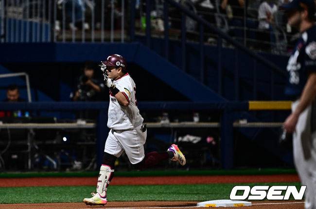 [OSEN=고척, 조은정 기자]31일 오후 서울 고척스카이돔에서 2025 신한 SOL Bank KBO리그 키움 히어로즈와 두산베어스의 경기가 열렸다.홈팀 키움은 로젠버그를, 방문팀 두산은 잭로그를 선발투수로 내세웠다.1회말 1사 키움 최주환이 선제 우월 솔로 홈런을 날린 뒤 베이스를 돌고 있다. 2025.05.31 /cej@osen.co.kr
