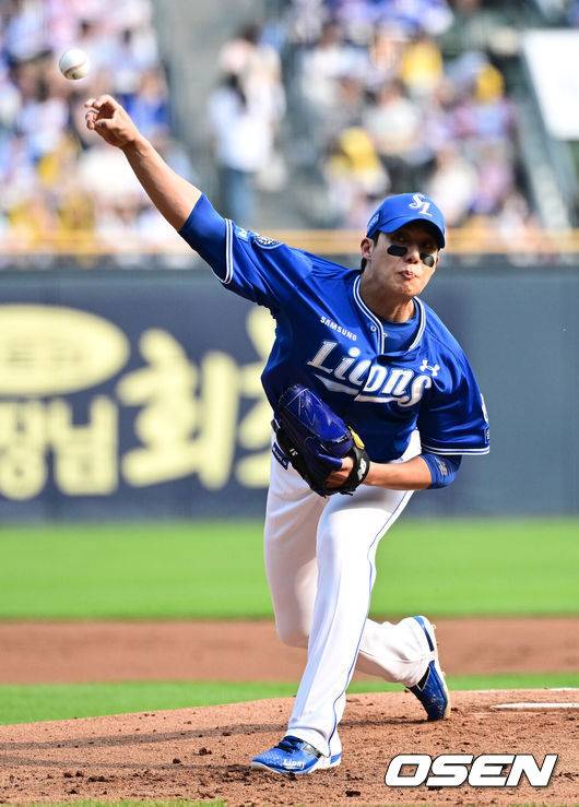 [OSEN=잠실, 지형준 기자] 31일 오후 서울 잠실구장에서 ‘2025 신한 SOL Bank KBO리그’ LG 트윈스와 삼성 라이온즈의 경기가 열렸다.이날 LG는 치리노스, 삼성은 원태인을 선발투수로 내세웠다.1회말 삼성 원태인이 역투하고 있다. 2025.05.31 /jpnews@osen.co.kr