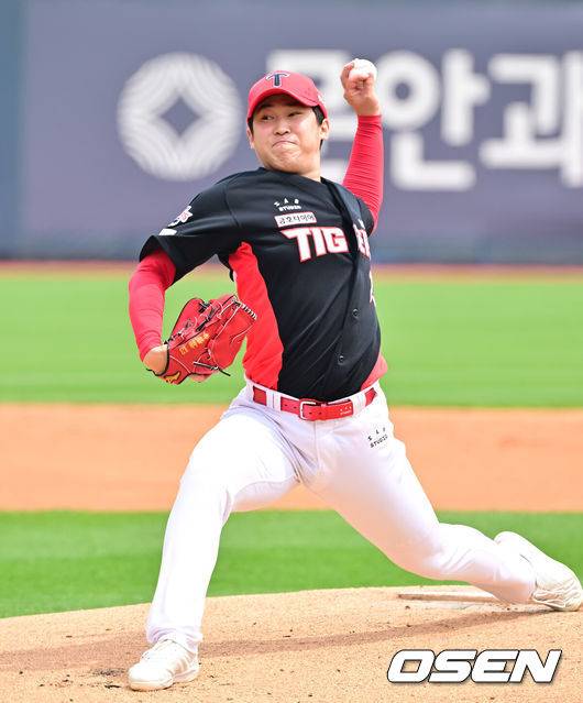 [OSEN=수원, 박준형 기자] 31일 오후 수원 KT 위즈 파크에서 ‘2025 신한 SOL BANK KBO리그’ KT 위즈와 KIA 타이거즈의 경기가 진행됐다.이날 선발투수로 KT는 소형준을, KIA는 윤영철을 선발투수로 내세웠다.1회말 기아 선발투수 윤영철이 역투하고 있다.  2025.05.31   / soul1014@osen.co.kr