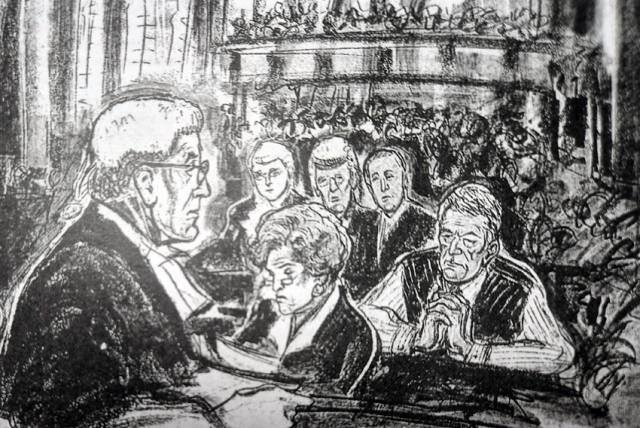 ▲ 2000년 1월 홀로코스트를 둘러싼 공방전이 벌어졌던 영국 고등법원 재판 모습. 법정 안 사진을 찍을 수 없어 당시 언론들은 스케치로 대신했다. ⒸThe Guardian