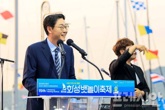 ▲화성특레시 정명근 시장이 제16회 뱃놀이 축제에서 개막식 선언을 하고있다. ⓒ프레시안