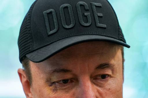 30일(현지시간) 도널드 트럼프 미국 대통령의 기자회견에 배석한 일론 머스크 테슬라 CEO. 오른쪽 눈가에 살짝 멍이 든 모습이 눈길을 끈다. 그는&nbsp;“아들이 휘두른 주먹에 맞았다”고 말했다. 로이터연합뉴스