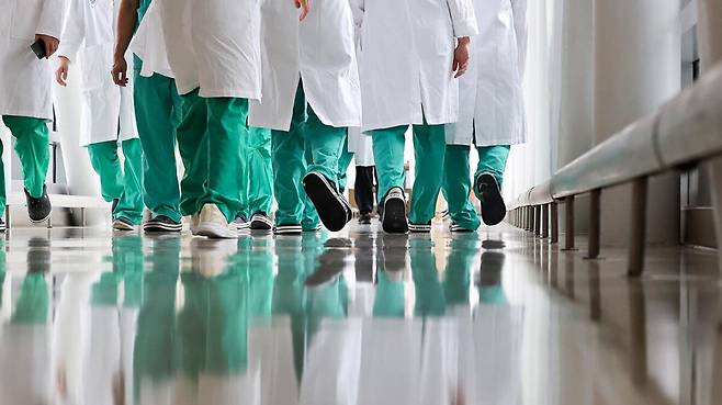 서울 시내 한 대형병원에서 의료진이 이동하고 있다. 연합뉴스