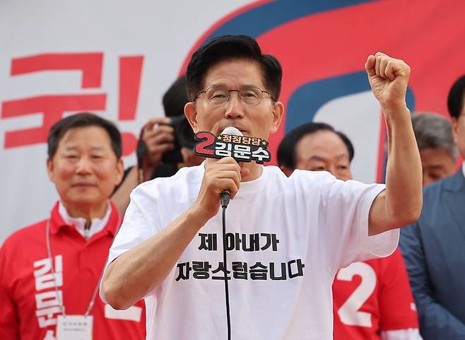 국민의힘 김문수 대선 후보가 30일 강원 원주 중앙청과 앞에서 유세를 하고 있다. 공동취재