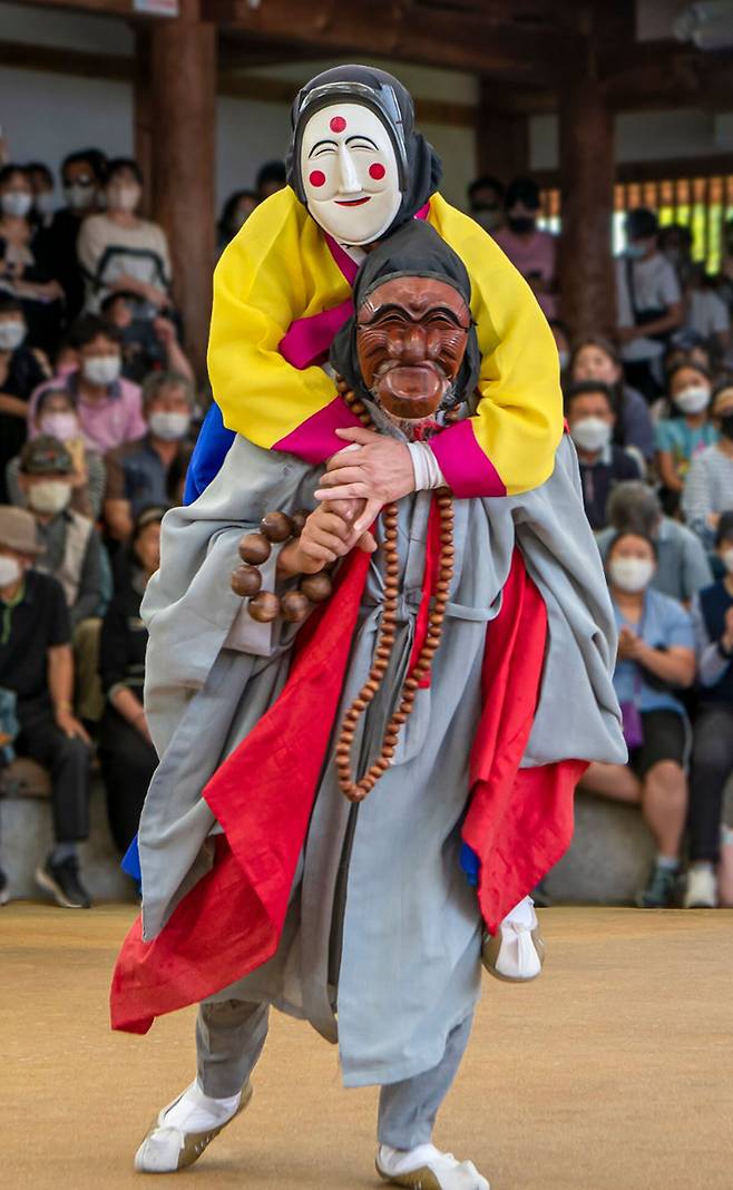 김종흥 명인(아래)이 아들 김주호씨와 하회별신굿탈놀이 공연을 펼치고 있다.