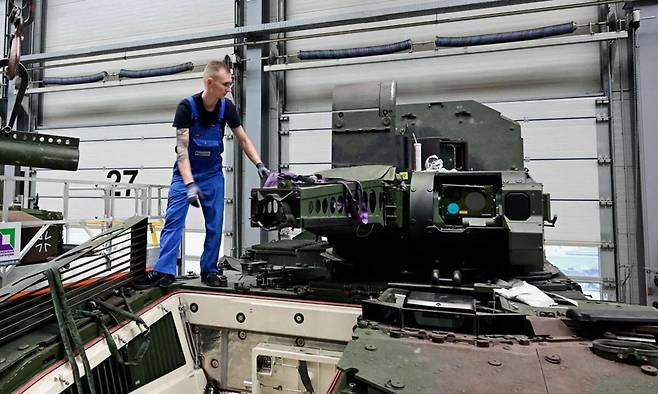 지난해 2월12일 독일 니더작센주 운터뤼스의 라인메탈 무기 공장에서 한 직원이 푸마 전투차량 생산 라인에서 작업을 하고 있다. 운터뤼스=로이터연합뉴스