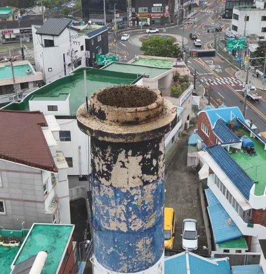 도시 미관을 헤치고 주민 안전을 위협하는 목욕탕 노후 굴뚝. 서울신문DB