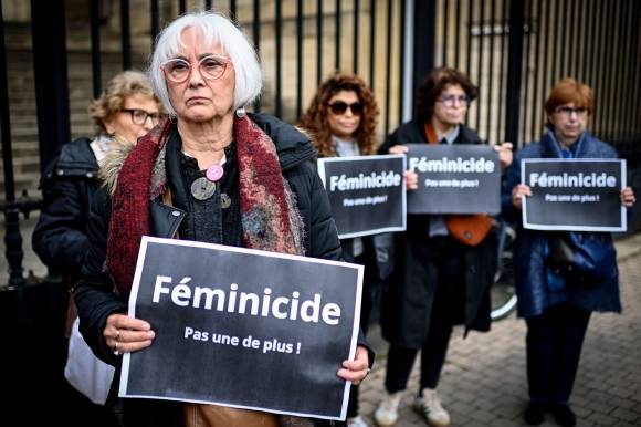 여러 페미니스트 협회가 주최한 시위에서 시위대가 “페미사이드, 더 이상!”라고 적힌 팻말을 들고 있다. 2025.3.24 AFP 연합뉴스