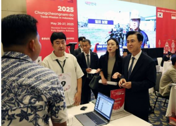 김태흠 지사가 27일 인도네시아에서 열린 충남해외시장개척단 수출상담회장을 찾아 해외 바이어들에게 충남 제품 우수성을 설명하고 있다. 도 제공
