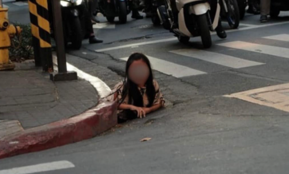 지난 26일 필리핀 마닐라의 금융 중심지인 마카티 지역의 대로변 하수구에서 여성이 기어 나오는 모습이 포착됐다. 인스타그램 캡처