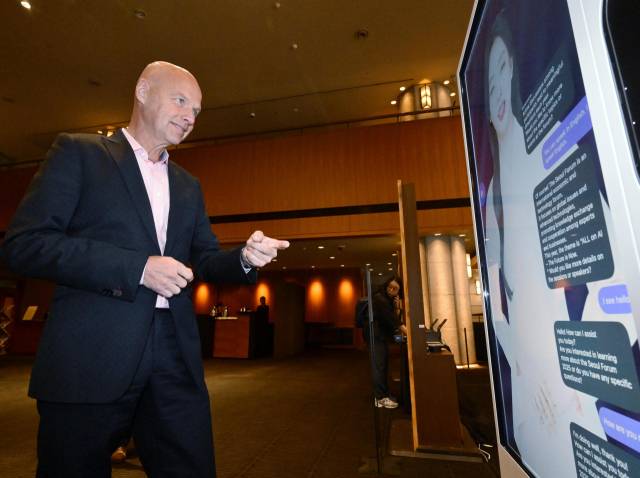 서배스천 스런 스탠퍼드대 교수가 28일 서울 중구 신라호텔에서 열린 ‘서울포럼 2025’에서 이스트소프트 부스에 있는 대화형 AI 휴먼과 이야기를 나누고 있다. 성형주 기자