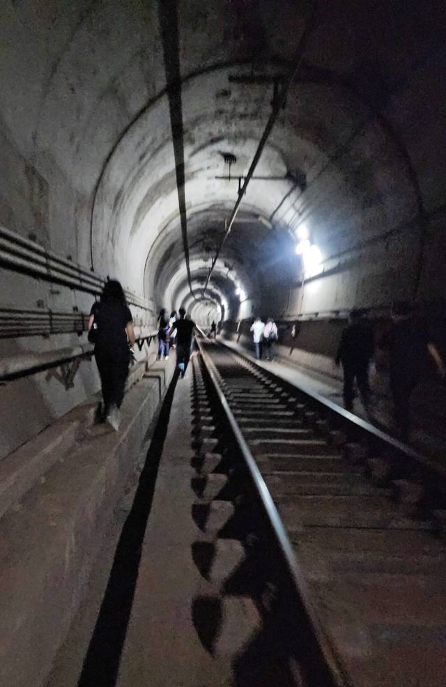 지하철 5호선 방화 추정 화재로 승객 대피 (서울=연합뉴스) 31일 오전 8시 47분께 서울 지하철 5호선 여의나루역∼마포역 사이 지하철에서 방화 추정 화재가 발생해 승객들이 대피하고 있다. 서울교통공사는 여의도역∼애오개역 간 열차 운행을 중단했다고 밝혔다.2025.5.31 [독자 제공. 재판매 및 DB 금지] photo@yna.co.kr (끝) <저작권자(c) 연합뉴스, 무단 전재-재배포, AI 학습 및 활용 금지>