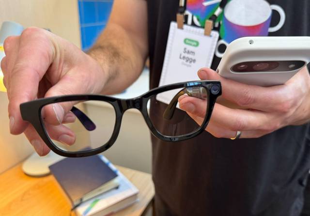 구글이 삼성전자와 개발 중인 스마트 안경 시제품. 연합뉴스