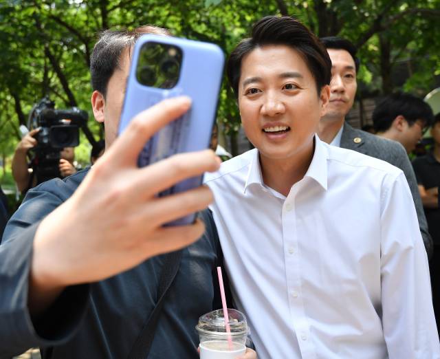 이준석 개혁신당 대선 후보가 제21대 대통령 선거 사전투표 둘째 날인 30일 서울 마포구 경의선 숲길에서 시민들과 사진을 찍고 있다. 조태형 기자