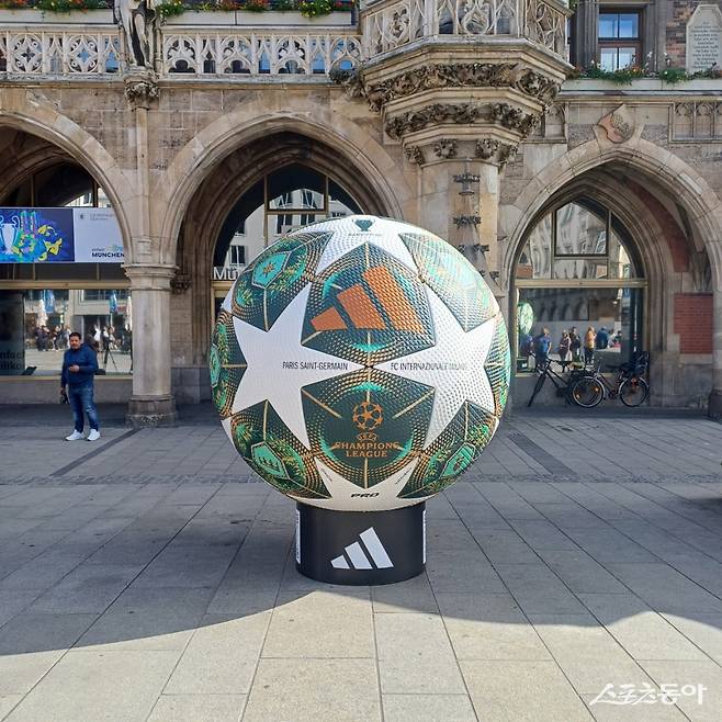 독일 뮌헨의 유명 관광지 마리엔 광장 앞에는 UCL 파이널에서 사용될 공인구 조형물이 설치됐다. 각국 팬들은 이곳에서 기념사진을 찍느라 여념이 없었다. 뮌헨(독일)｜남장현 기자 yoshike3@donga.com
