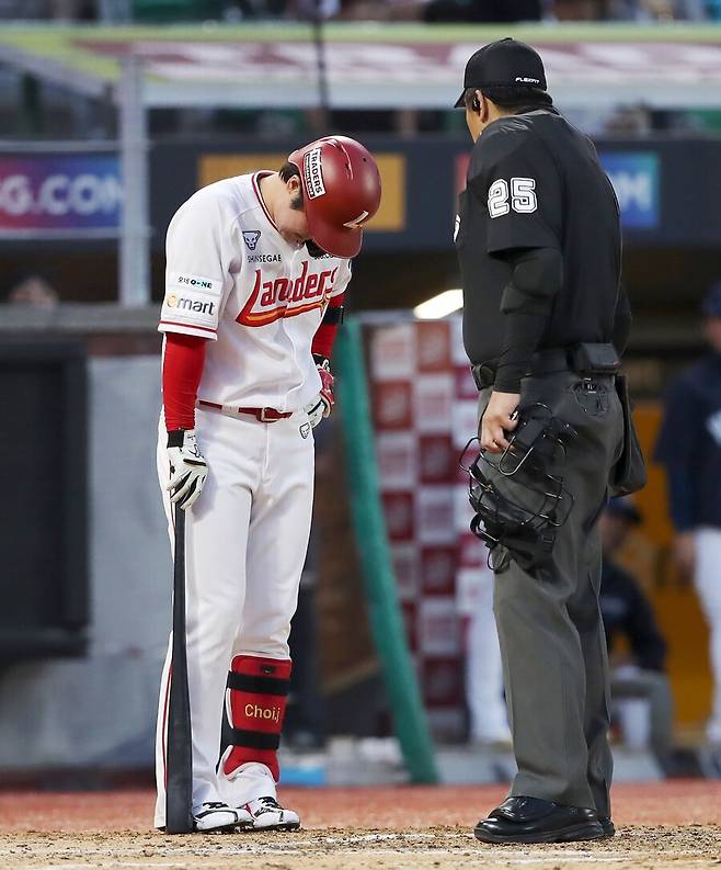 ▲ 어깨와 등 사이에 패스트볼을 맞은 뒤 고통스러워하고 있는 최정. 이 여파로 29일 남은 경기와 30일 경기에 뛰지 못했다 ⓒSSG랜더스