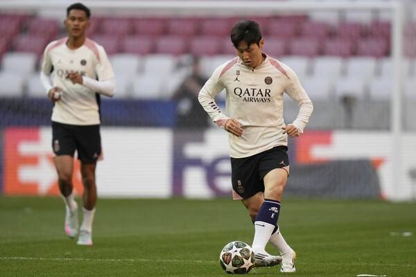 ▲ 이강인은 축구공을 깔고 앉아 파비안 루이스, 윌리안 파초 등과 대화를 나누는 등 여유 있는 모습도 보여줬다. ⓒ연합뉴스/REUTERS/AP