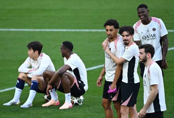 ▲ 이강인은 축구공을 깔고 앉아 파비안 루이스, 윌리안 파초 등과 대화를 나누는 등 여유 있는 모습도 보여줬다. ⓒ연합뉴스/REUTERS/AP