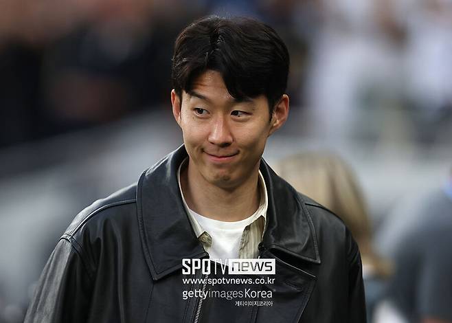 ▲&nbsp;무엇보다 토트넘이 유로파리그를 우승하면서 새 시즌 챔피언스리그에 출전하는 것도 손흥민의 잔류를 부추기는 대목이다. 손흥민도 토트넘과 체결된 계약 마지막 해에 다시 한번 챔피언스리그를 도전할 뜻을 내비칠 수 있고, 구단도 경험이 부족한 선수들이 많은 지금 손흥민에게 확실한 베테랑 면모를 기대하는 모습이었다.&nbsp;