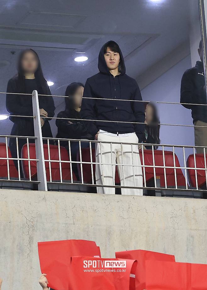 ▲ "이강인은 놀라운 기술과 스피드를 지닌 미드필더다. 2년 전 김민재처럼 나폴리 팬을 열광시킬 수 있는 한국인"이라며 "이번 시즌 PSG에선 그의 역할이 희미했지만 그럼에도 그는 짧은 순간에 수적 우위를 만들어낼 줄 아는 선수"라고 힘줘 말했다. ⓒ 곽혜미 기자