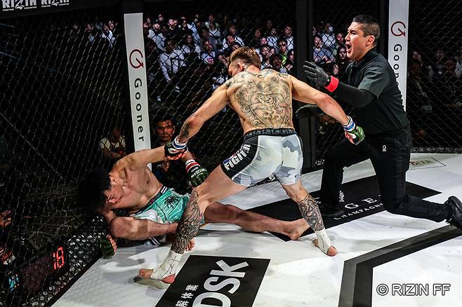 ▲ '팀 코리아' 일원으로 나선 오하라 주리는 조니 케이스에게 KO 당했다. 하지만 케이스가 전날 계체를 실패하면서 이 경기는 노컨테스트로 처리됐다. ⓒRIZIN FF