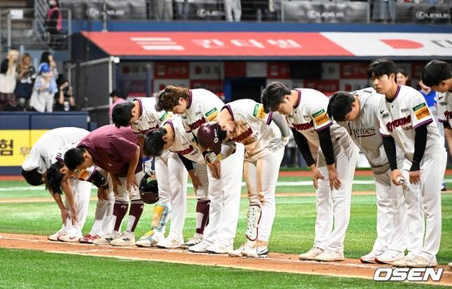 경기 후 팬들에게 인사하는 키움 히어로즈 선수단.