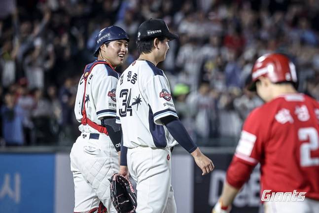 포수 손성빈(왼쪽)과 이야기를 나누고 있는 김원중(가운데)./사진=롯데 자이언츠