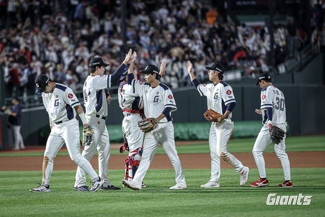 김원중(왼쪽에서 2번째)이 30일 경기 승리 직후 야수들과 하이파이브를 하고 있다. /사진=롯데 자이언츠