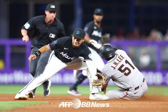 이정후(오른쪽)가 31일(한국 시각) 마이애미전에서 5회 2루 도루를 성공시키는 순간. /AFPBBNews=뉴스1