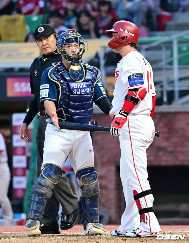 최정이 29일 NC 로건에게 몸에 맞는 공을 맞은 뒤 항의하고 있다.