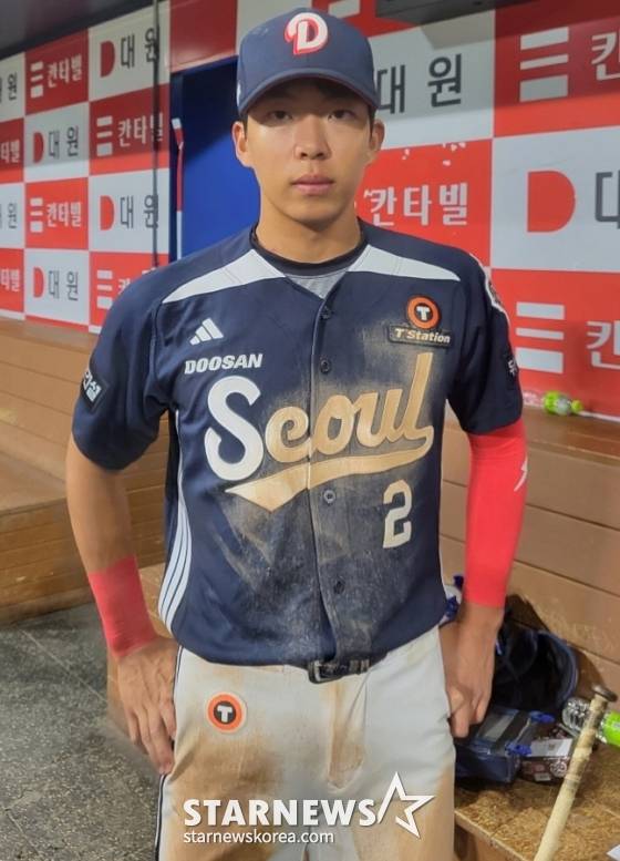 두산 김민석이 30일 키움전 3타점 3루타로 팀 승리를 이끈 뒤 취재진과 인터뷰를 하고 있다. /사진=안호근 기자