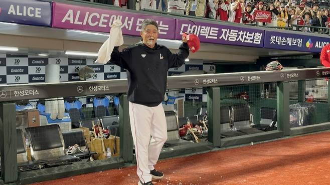 선수들에게 인사하는 이숭용 감독. /사진=SSG 랜더스