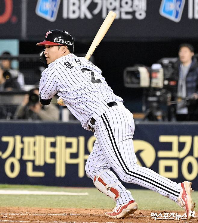 LG 트윈스 문보경이 정규시즌 경기에서 타격하고 있다. 엑스포츠뉴스 DB