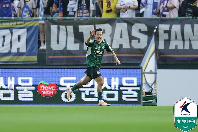 전북이 31일 전주월드컵경기장에서 열린 울산HD와의 '하나은행 K리그1 2025' 17라운드 '현대가 더비' 맞대결에서 박진섭의 극적인 역전 골로 2-1로 승리했다. 한국프로축구연맹