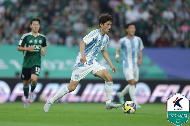 전북이 31일 전주월드컵경기장에서 열린 울산HD와의 '하나은행 K리그1 2025' 17라운드 '현대가 더비' 맞대결에서 박진섭의 극적인 역전 골로 3-1로 승리했다. 한국프로축구연맹