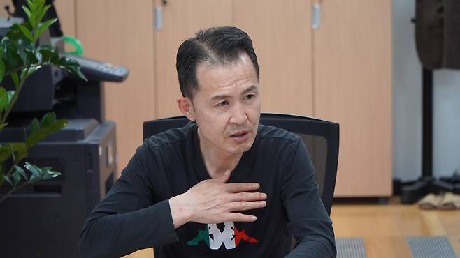 연합뉴스와 인터뷰 중인 송준영 씨  [고아권익연대 촬영]