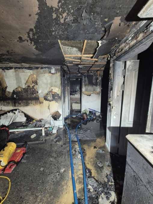 불에 탄 아파트 내부 [천안소북서방서 제공. 재판매 및 DB 금지]