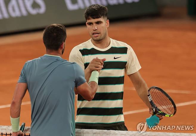 16강 진출 후 줌후르와 악수하는 알카라스(오른쪽) [EPA=연합뉴스]