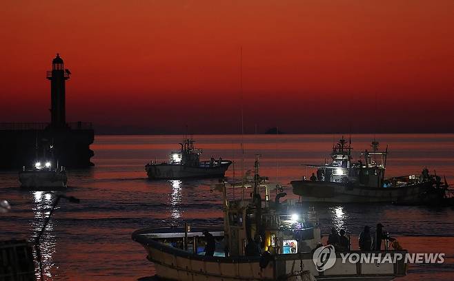 새벽부터 출항하는 연평도 어선들 [연합뉴스 자료사진]