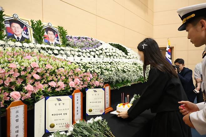 영정사진 앞 놓이는 생일 케이크 [촬영 황수빈]