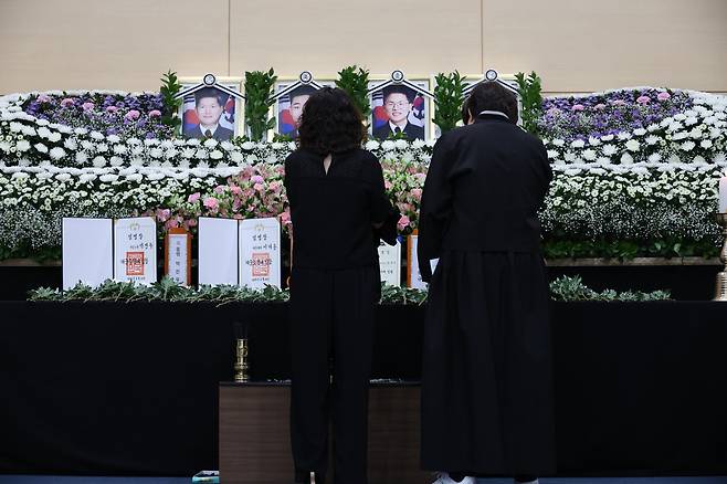 영정사진 앞 유족 [촬영 황수빈]