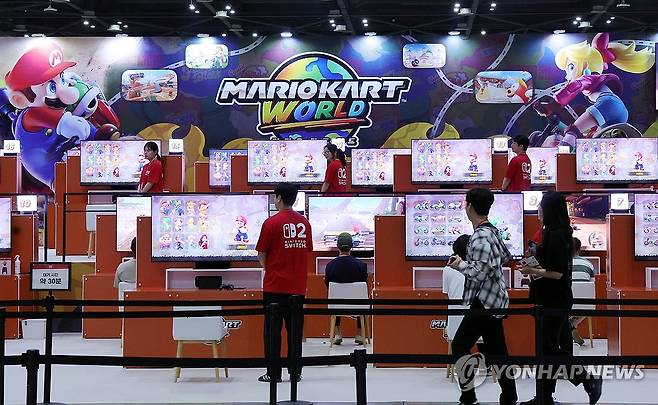 마리오카트 월드 환영 (고양=연합뉴스) 김병만 기자 = 31일 경기도 고양 킨텍스 제1전시장에서 게임 마니아들이 닌텐도 게임을 즐기고 있다.
    2025.5.31 kimb01@yna.co.kr