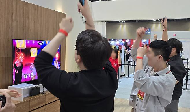 전용 카메라로 '마리오 파티 잼버리' 즐기는 관람객들 [촬영 김주환]