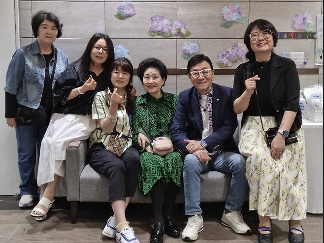 도쿄 'K-종이접기 축제' 나선 노영혜 이사장과 봉사단 동경한국학교에서 열린 'K-종이접기 축제 한마당'을 추진한 노영혜 이사장(우측 세 번째)과 김영만 종이문화재단 평생교육원장(우측 두 번째)과 재능기부봉사사절단원. [종이문화재단 제공. 재판매 및 DB 금지]