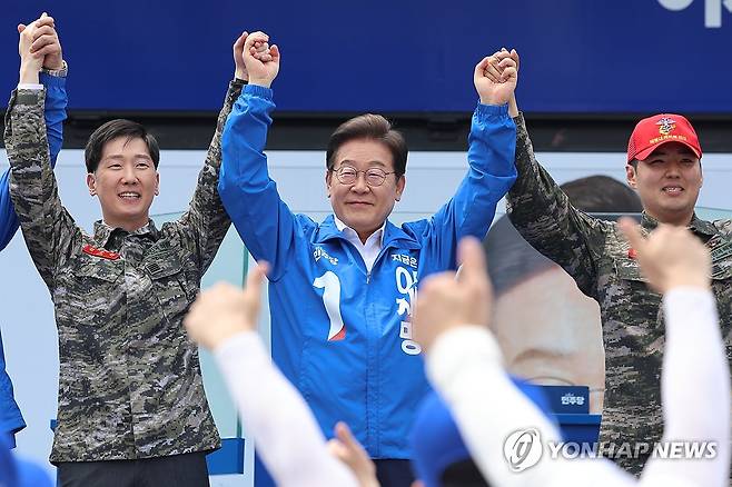 마지막 주말 유세하는 이재명 후보 (평택=연합뉴스) 김주성 기자 = 더불어민주당 이재명 대선 후보가 선거를 사흘 앞둔 마지막 주말인 31일 경기 평택시 배다리생태공원에서 열린 평택·오산·안성시 유세에서 시민들에게 인사하고 있다. 2025.5.31 utzza@yna.co.kr